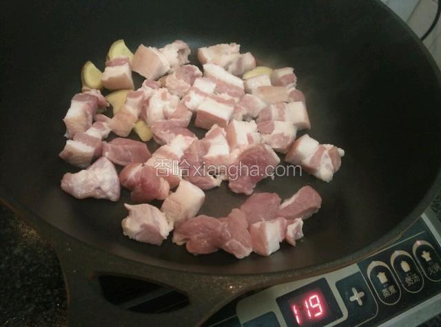 放入五花肉煸油