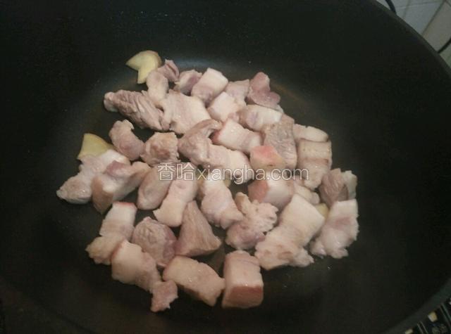 翻炒至肉色变白