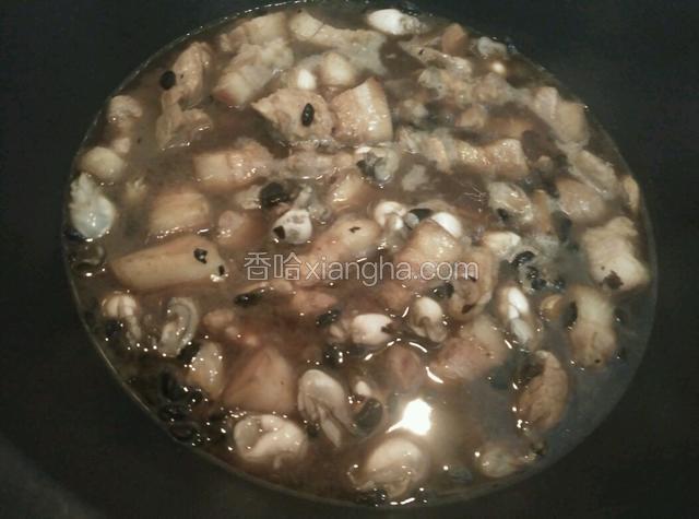 加入适量水和调料，即可加入海蛎，盖锅焖煮至肉软烂