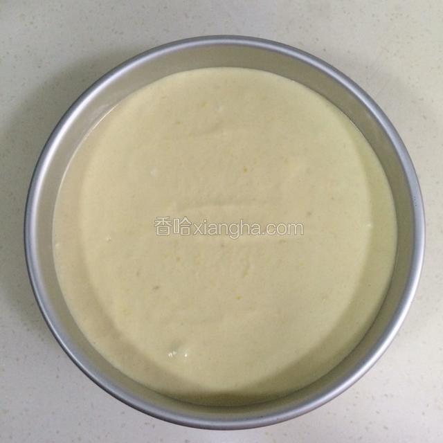 翻拌好的蛋糕糊倒入8寸模具中，震出气泡。