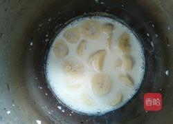 香蕉奶昔的做法图解4