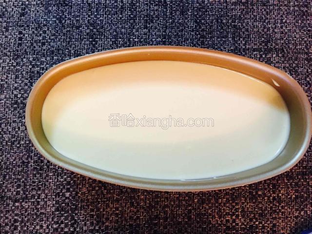 倒入铺好蛋糕底的模具里、如果用圆的模具是直径15cm的