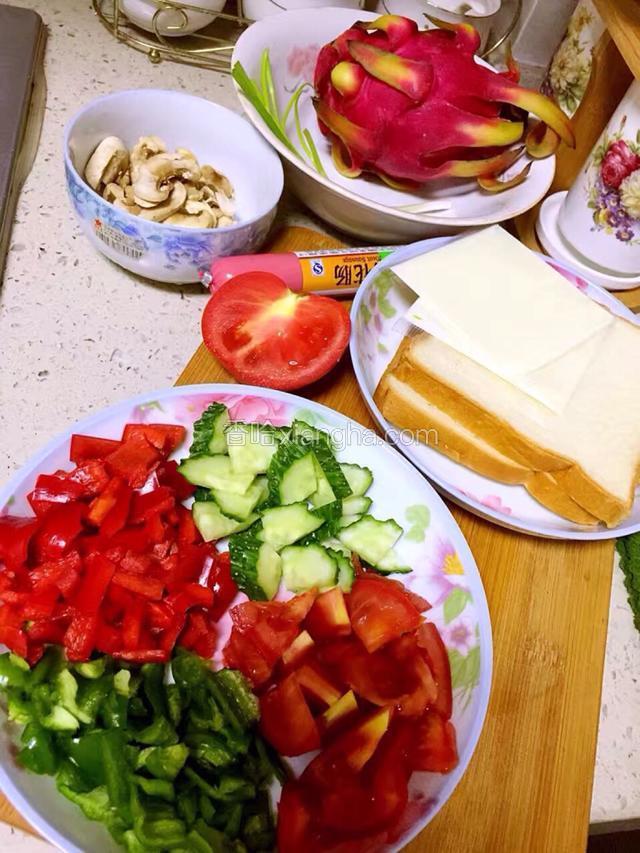 将辅料切成丁