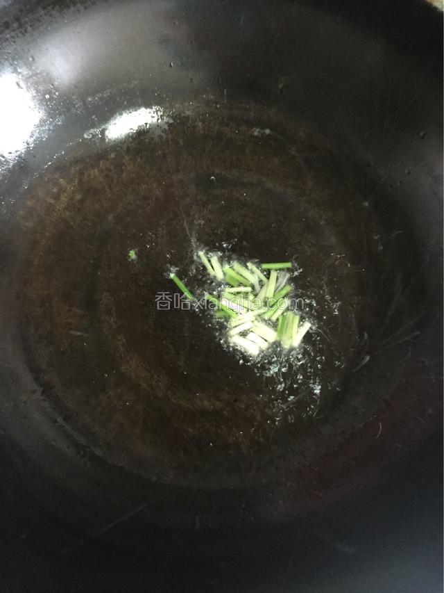 葱头下油锅，煸炒