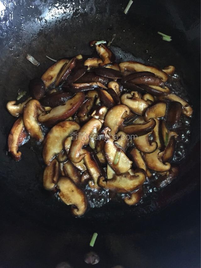 放生抽老抽调味，两小勺水，一点糖，焖煮10分钟，收汁出锅