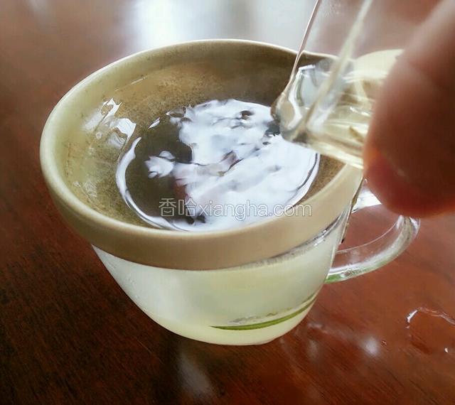 茶水稍微凉点，过滤倒入放柠檬的杯中