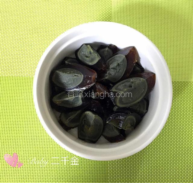 切葱花蛋技巧：刀上沾水切，切出来不坏造型，也不会沾在刀上