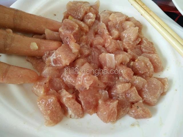 肉丁放盐胡椒粉和淀粉抓匀备用