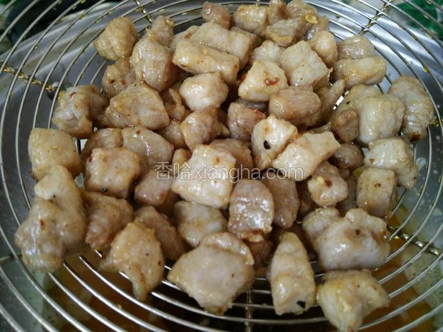 肉丁捞出控油备用