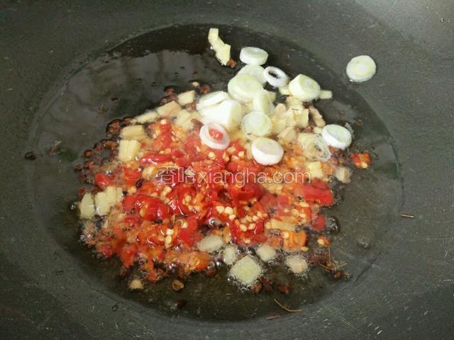放剁椒和葱花炒香，这个要油温高的