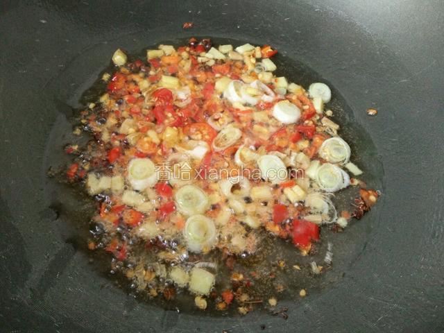 炒匀，炒出葱花和剁椒的香味，这个要2分钟才能炒出红油