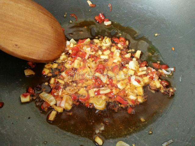 看到油变红，剁椒有点微干，就算炒好了