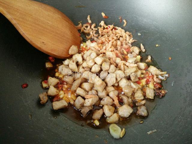 然后放肉丁和海米翻炒，炒匀