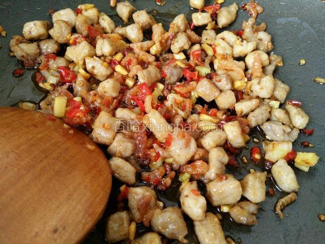 炒到发干，肉丁黄黄的，很饱满就可以了