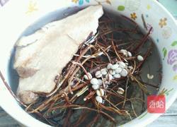 薏米鸡骨草茯苓煲老鸭的做法图解2