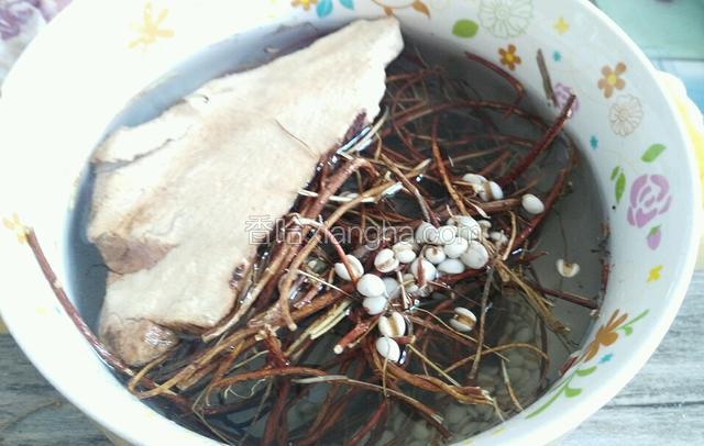 把所有药材洗干净，用水浸泡15分钟
