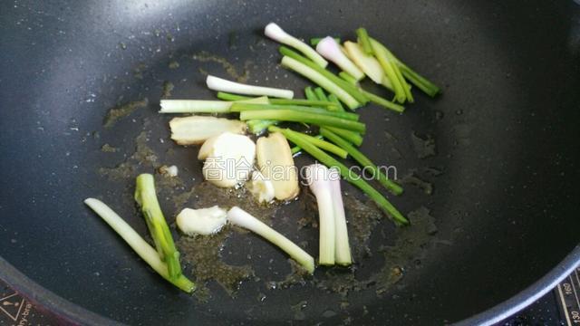 锅留底油，把葱姜蒜放入爆炒