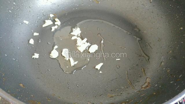 把蒜茸放入爆香
