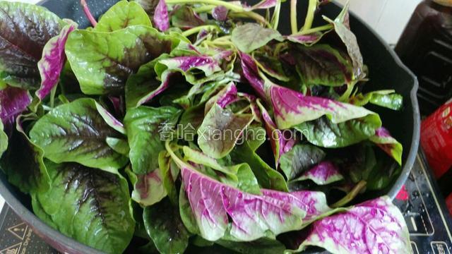 再把青菜倒入大火翻炒