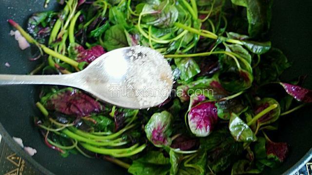 把血皮菜炒软后加少许盐调味，即可关火