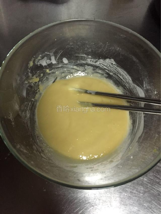 蛋白蛋黄分开，蛋黄加糖搅打均匀，加入玉米油充分搅拌至完全融合，加入牛奶搅拌至乳化，少许水化开抹茶粉加入蛋黄糊搅拌均匀。筛入低粉，翻拌至无干粉。这个时候的面糊很稠，加入蛋白就正好了。