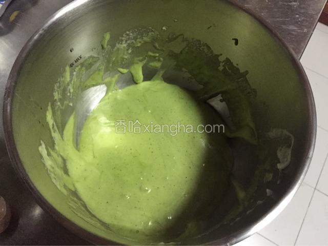 取三分之一打发的蛋白加入抹茶糊，翻拌至融合，倒入剩下的蛋白中，翻拌均匀。切记翻拌。