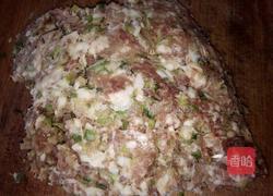 猪肉榛蘑饺子的做法图解1