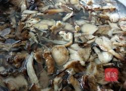 猪肉榛蘑饺子的做法图解2