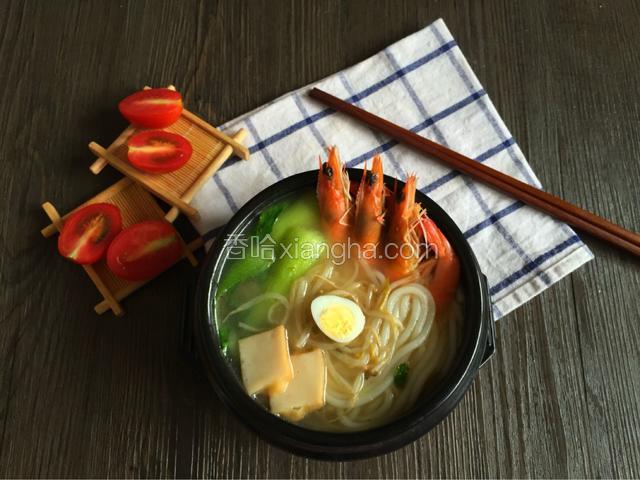 加入豆芽，焯熟的油菜，鱼豆腐，鹌鹑蛋，大虾煮至开锅，淋入醋，辣椒油，麻油搅拌均匀，美味佳肴快来品尝到！