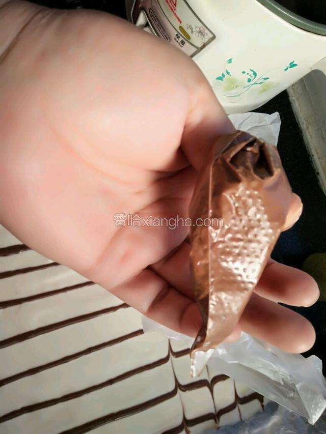 装入裱花袋里，化出横线，在用牙签由上向下化出后在转由下向上化出千叶纹。
