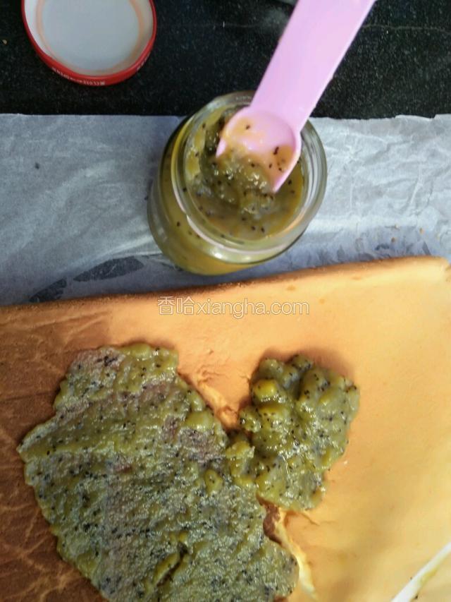 抹上自制的果酱卷起，定型20分钟后。