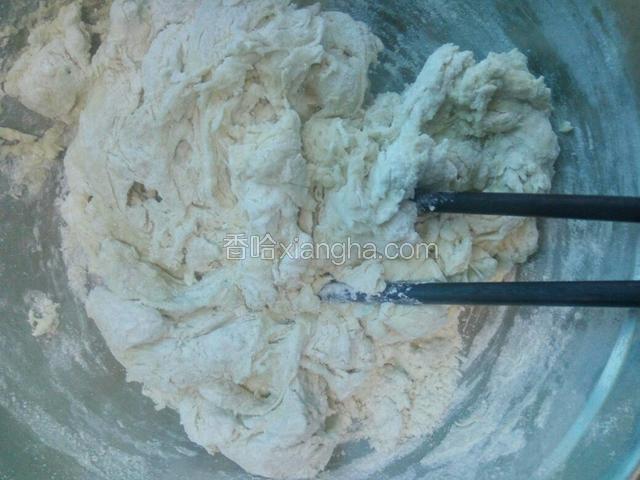 面粉加小苏打用温水和成絮状