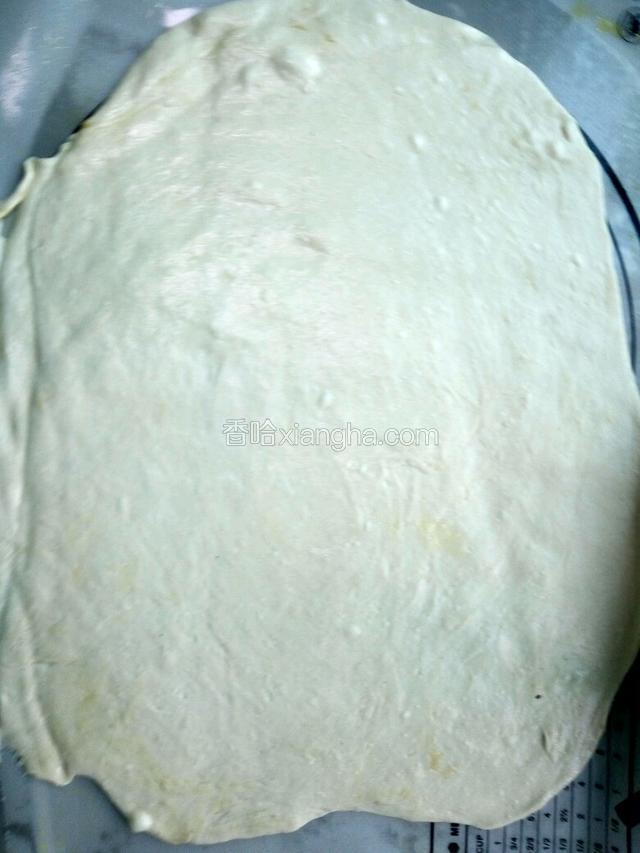 面团擀成面片，薄些