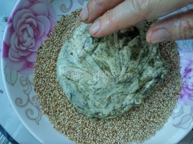 饼上刷盐水沾芝麻
