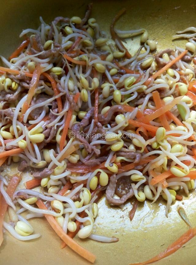 加入适量盐，生抽，翻炒食材完全入味即可