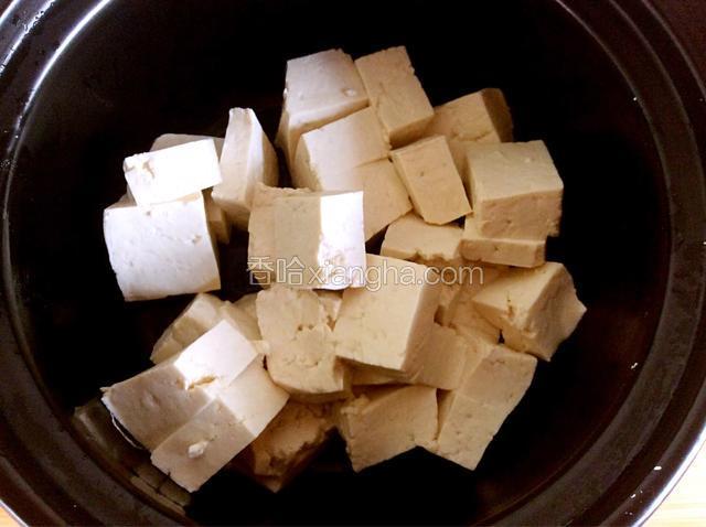 豆腐切块，放入砂锅中