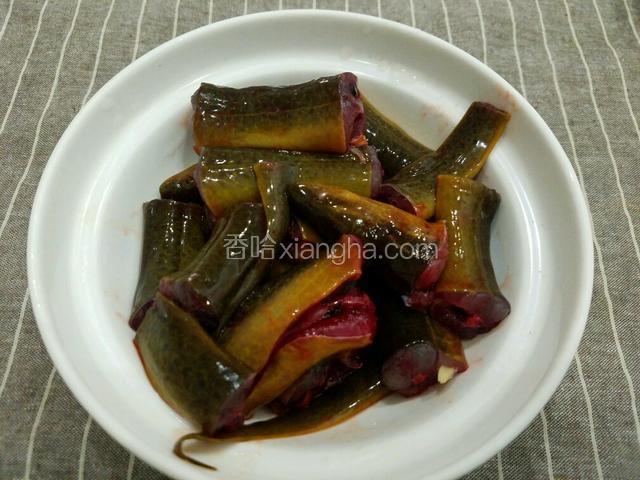 将鳝鱼剖开去掉内脏，洗干净切成段。