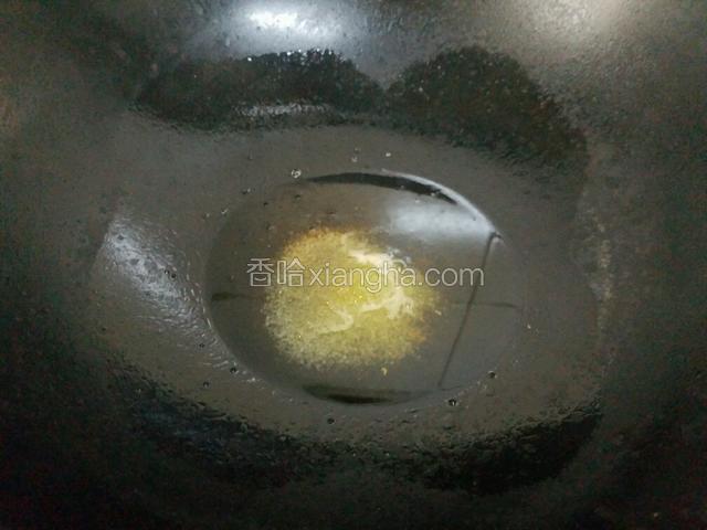 开大火，将锅烧热，锅热后放入油，油没热就放入白糖炒糖色。油面冒泡泡就说明糖色炒好了。