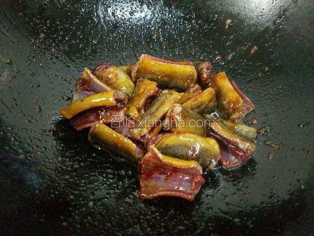 糖色炒好后，放入鳝段翻炒至鳝段变色。