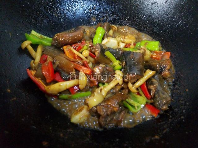 翻炒至青红辣椒断生，放入鸡精提味即可。