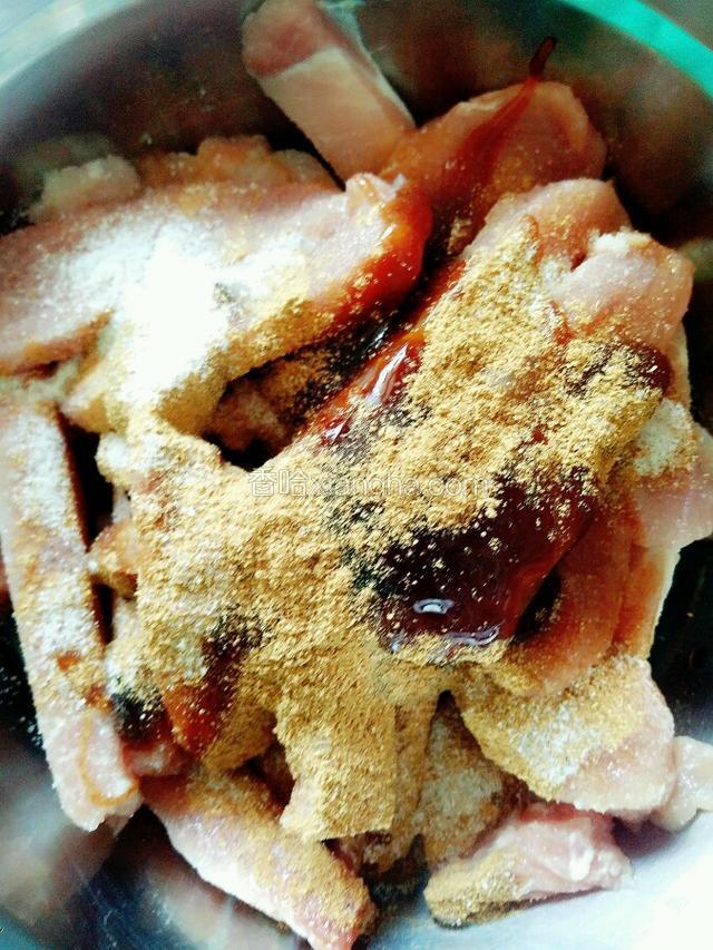 加入盐，蚝油，生抽，老抽（少放，以免颜色太深），五香粉，料酒，都是根据自己的需要来放。喜欢五香粉的味道可以适当多些。