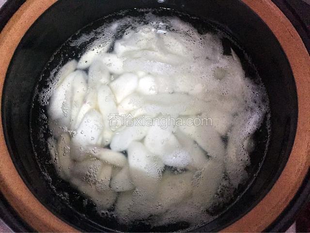 锅中倒入清水烧开后放入山药焯熟