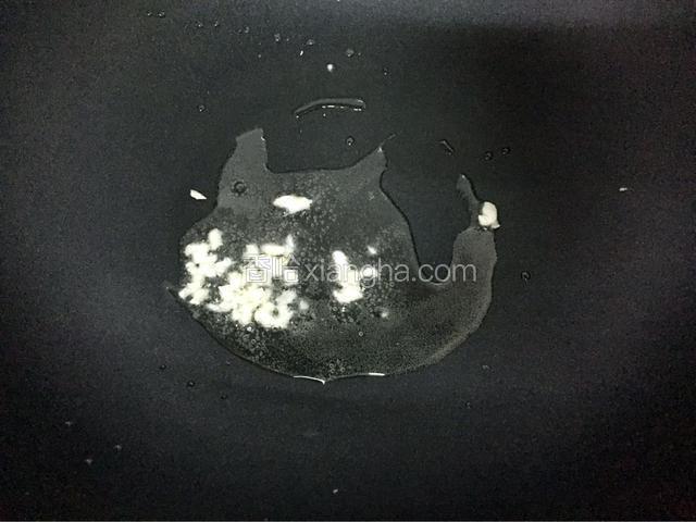 锅中倒入适量油烧热后放入蒜末爆香