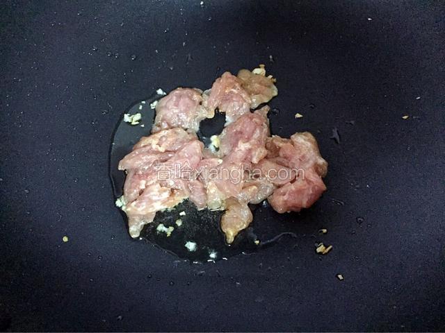 放入肉片翻炒至变色变白