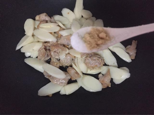 加入适量的盐和鸡精翻炒均匀