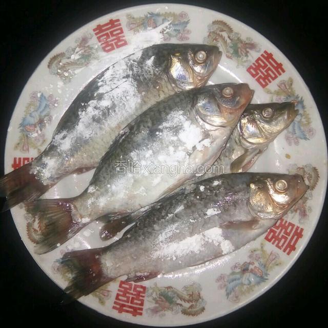 将鲫鱼两面均匀的蘸上干淀粉。