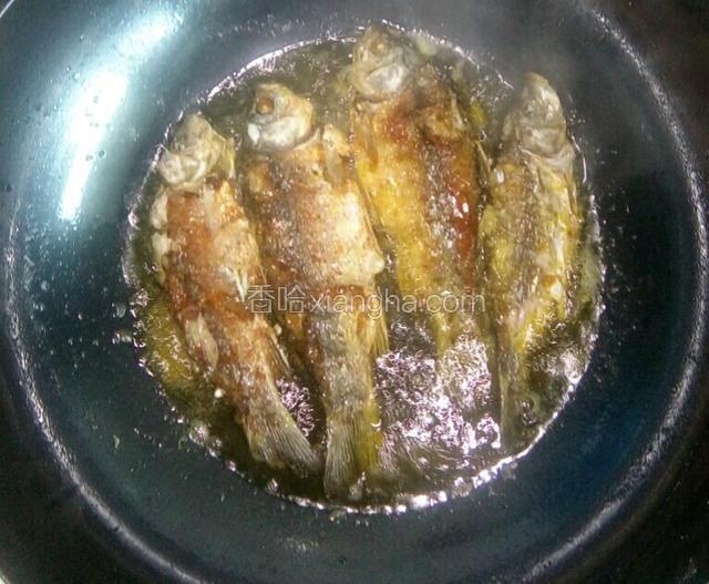 煎至两面金黄，骨刺酥脆即可捞出控油。