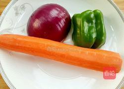 胡萝卜炒洋葱的做法图解1