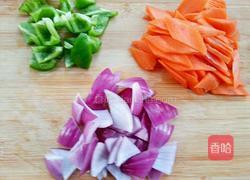 胡萝卜炒洋葱的做法图解2