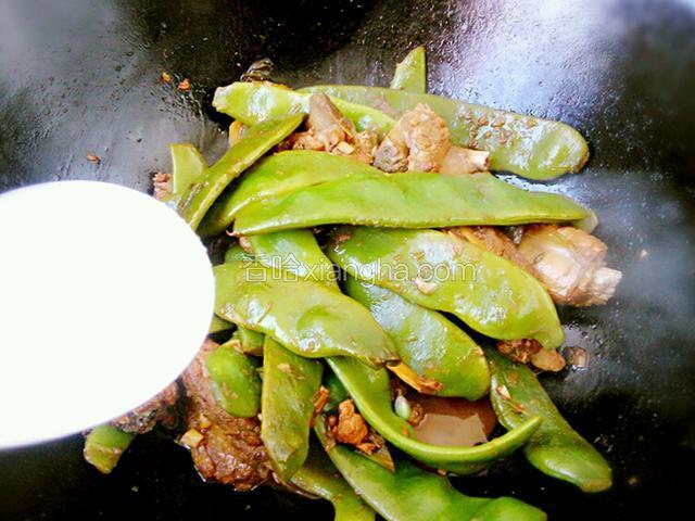 加入少许盐，鸡精调味